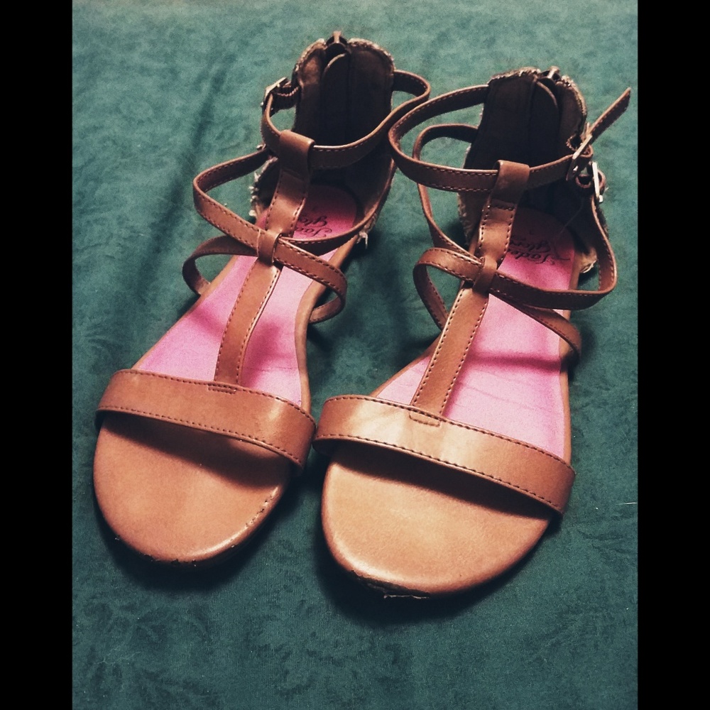 Flat sandals
